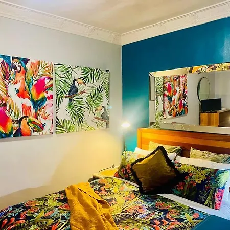 Apartment Art Deco Retreat, Shops & Cafes, Public Street Parking Brisbane