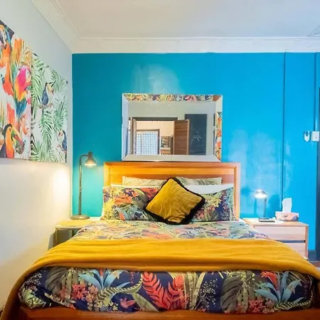 Art Deco Retreat, Shops & Cafes, Public Street Parking Apartment *