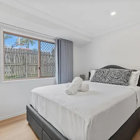 Stunning 5br Big Modern With Parking Malls And Parks Holiday home