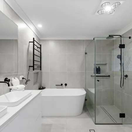 Stunning 5br Big Modern With Parking Malls And Parks Holiday home *