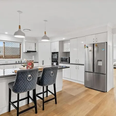 Holiday home Stunning 5br Big Modern With Parking Malls And Parks