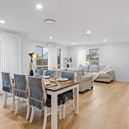 Stunning 5br Big Modern With Parking Malls And Parks Holiday home *