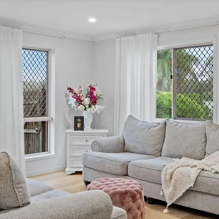 Stunning 5br Big Modern With Parking Malls And Parks Holiday home Brisbane