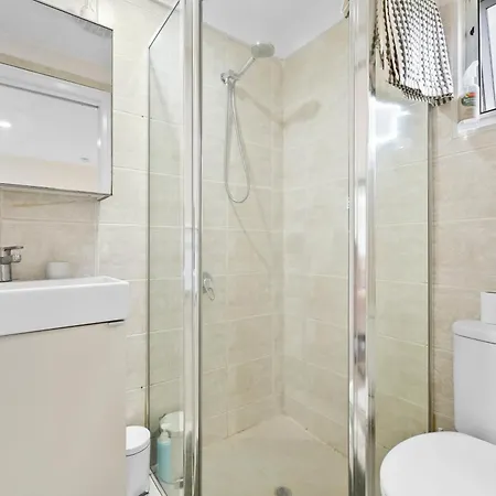6 Min To Cbd Self-contained Studio Holiday home *