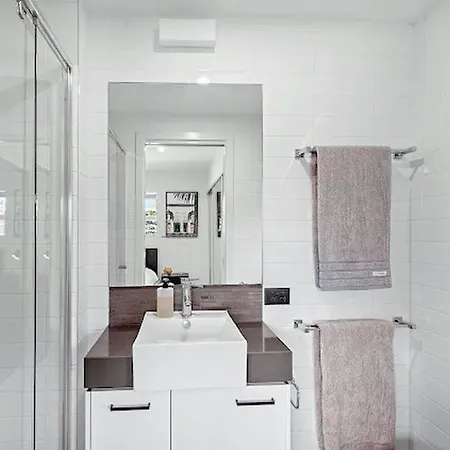 Spacious & Modern Close To & Airport * Brisbane