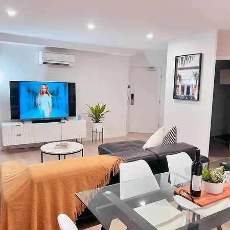 Spacious & Modern Close To & Airport Apartment *