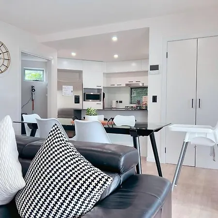 Spacious & Modern Close To & Airport
