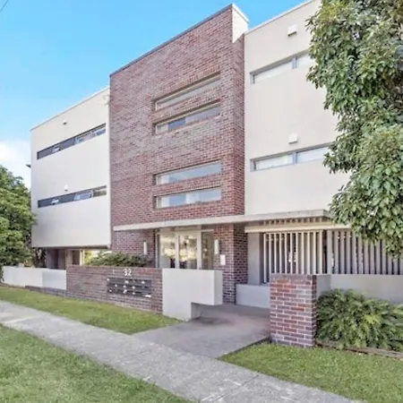 Spacious & Modern Close To & Airport Apartment
