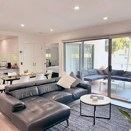 Apartment Spacious & Modern Close To & Airport *