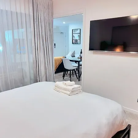 Apartment Spacious & Modern Close To & Airport