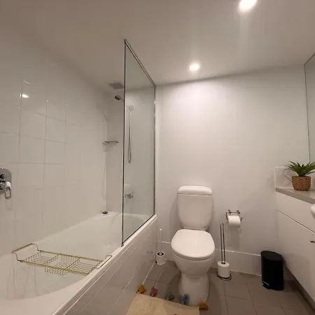 Modern, Spacious, Perfect Spot * Brisbane