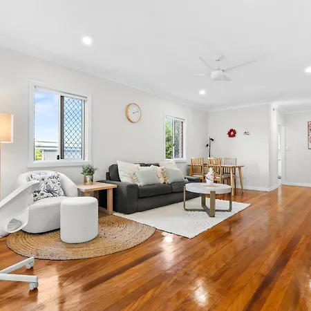 Spacious 3-Bed Home With Gym & Outdoor Retreat