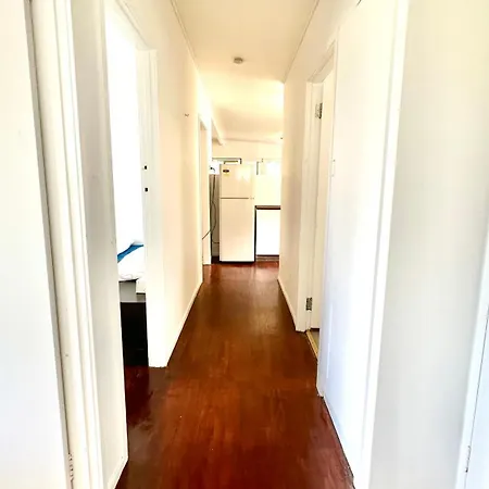 A Comfortable House Close To Westfield *