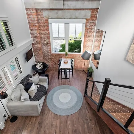 Luxury Water Views - 2bed-2bath-1car-pool