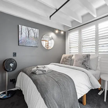 Luxury Water Views - 2bed-2bath-1car-pool Brisbane