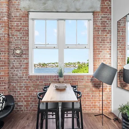 Luxury Water Views - 2bed-2bath-1car-pool * Brisbane