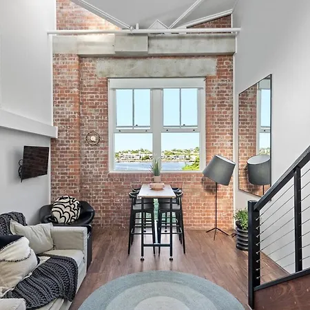 Luxury Water Views - 2bed-2bath-1car-pool Apartment Brisbane
