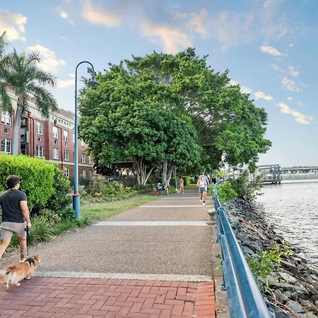 Luxury Water Views - 2bed-2bath-1car-pool