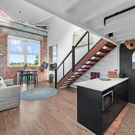 Apartment Luxury Water Views - 2bed-2bath-1car-pool *
