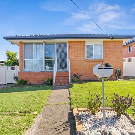 Spacious 3-Bed Home With Gym & Outdoor Retreat Holiday home Brisbane