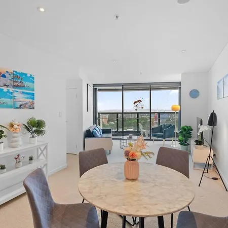 Marvelous 2br 2ba Skytower With Private Balcony Brisbane