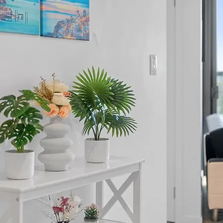 Marvelous 2br 2ba Skytower With Private Balcony Brisbane
