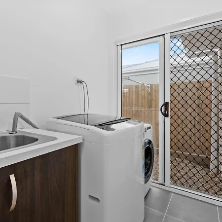 Holiday home 1mins To Mall Brandnew 4beds Cozy With Ducted Ac Brisbane