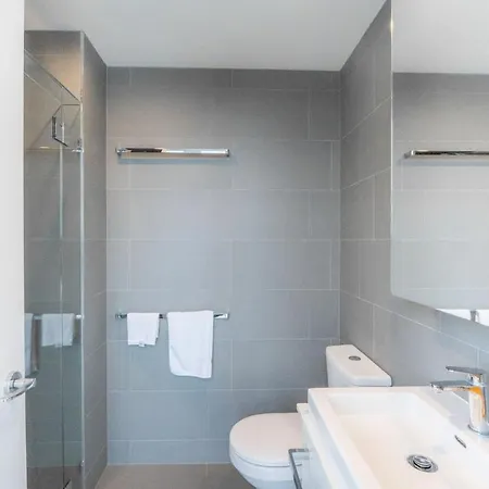 Apartment Trendy 1 Bedroom With Views Pool And Gym M14