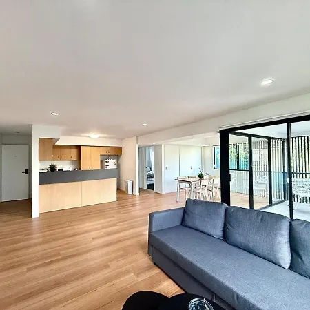 Kangaroo Point - Being Everywhere At Once! Spacious 3 Bedroom Apartment, Location! Free Carpark *