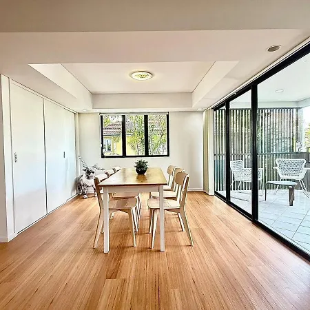 Kangaroo Point - Being Everywhere At Once! Spacious 3 Bedroom Apartment, Location! Free Carpark *