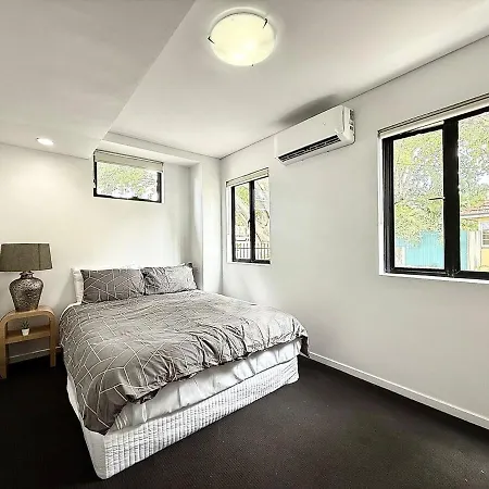 Kangaroo Point - Being Everywhere At Once! Spacious 3 Bedroom Apartment, Location! Free Carpark Apartment Brisbane