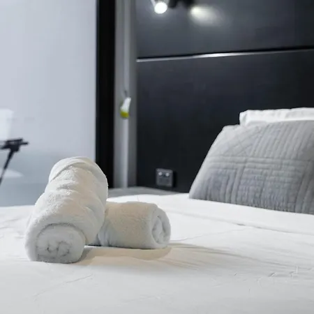 Apartment Noir Reverie - Designer By The River, Free Carpark, Gym & Pool Brisbane