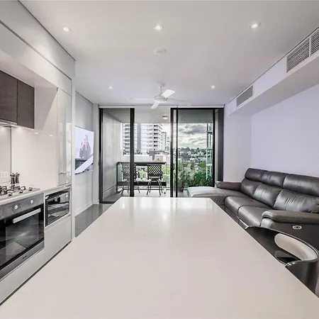 Noir Reverie - Designer By The River, Free Carpark, Gym & Pool Apartment *