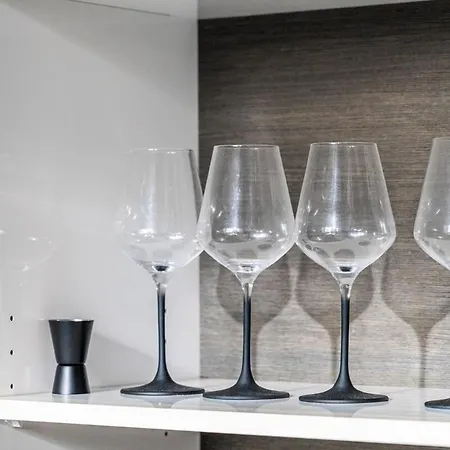 Noir Reverie - Designer By The River, Free Carpark, Gym & Pool Apartment Brisbane