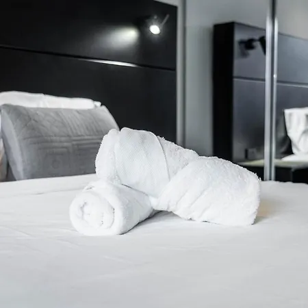 Apartment Noir Reverie - Designer By The River, Free Carpark, Gym & Pool