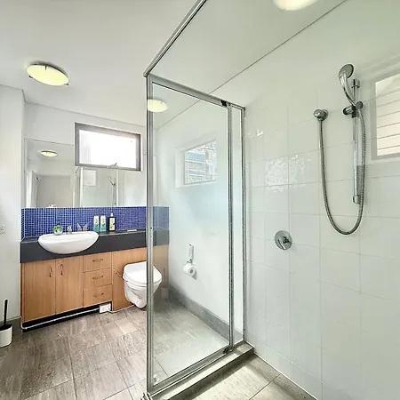Kangaroo Point - Being Everywhere At Once! Spacious 3 Bedroom Apartment, Location! Free Carpark Apartment *