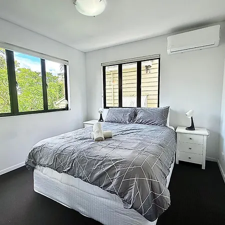 Kangaroo Point - Being Everywhere At Once! Spacious 3 Bedroom Apartment, Location! Free Carpark *