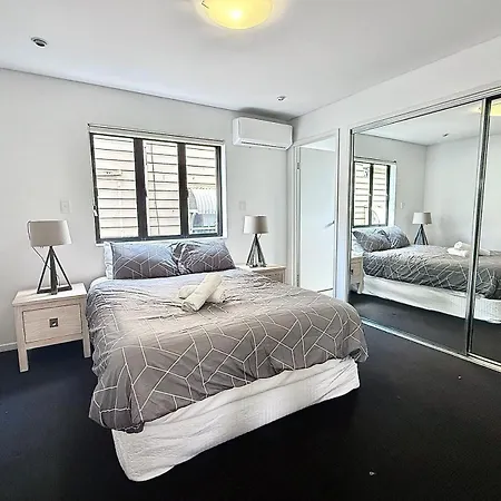 Kangaroo Point - Being Everywhere At Once! Spacious 3 Bedroom Apartment, Location! Free Carpark * Brisbane