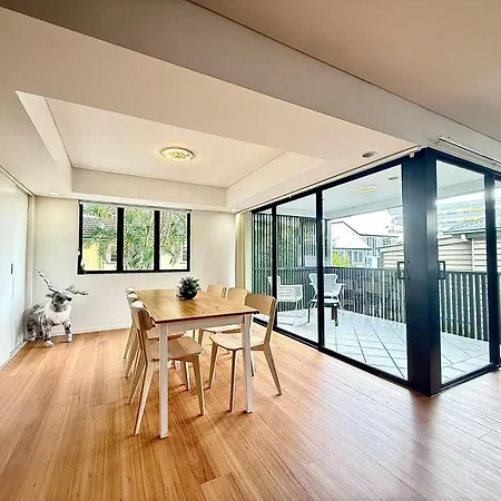 Kangaroo Point - Being Everywhere At Once! Spacious 3 Bedroom Apartment, Location! Free Carpark
