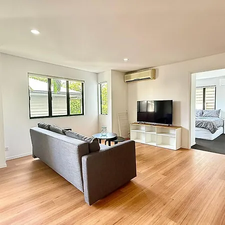 Kangaroo Point - Being Everywhere At Once! Spacious 3 Bedroom Apartment, Location! Free Carpark Apartment *