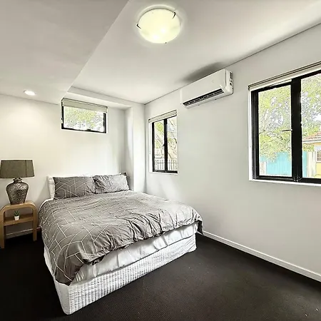 Kangaroo Point - Being Everywhere At Once! Spacious 3 Bedroom Apartment, Location! Free Carpark *