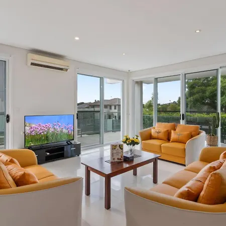 Holiday home 5beds Luxu With Pool And Ac Conveniently Located Brisbane