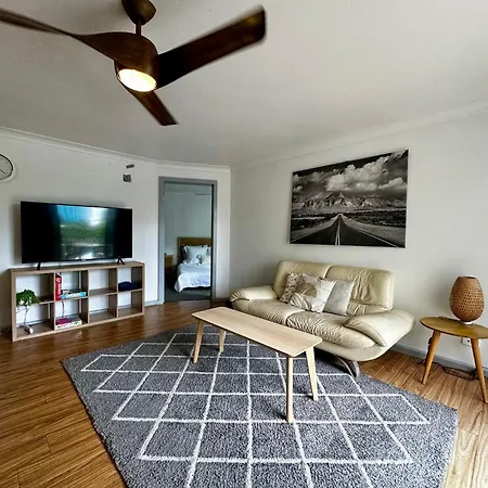 Central, Leafy & Modern 3-bedroom Apartment *