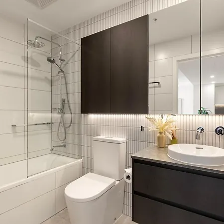 Riverfront Luxe 2bed Pool Parking *