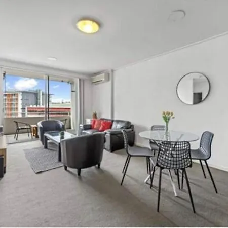 Beautiful 2 Bedroom Unit Great Location Apartment *