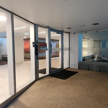 Spacious 1 Bedroom Mezzanine With Large Bath Views 2 Free Parking Spots Apartment Brisbane