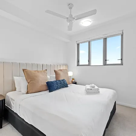 Bright And Cozy 2br With King Bed, Parking & Wi-fi
