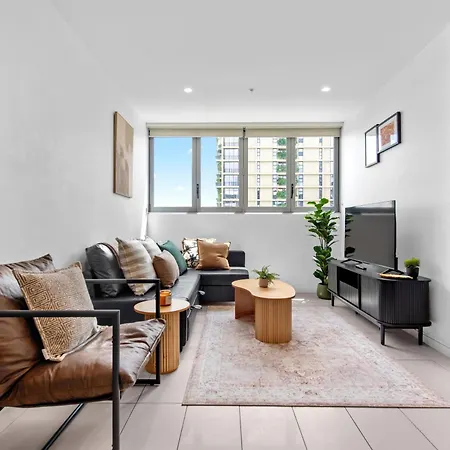 Apartment Bright And Cozy 2br With King Bed, Parking & Wi-fi