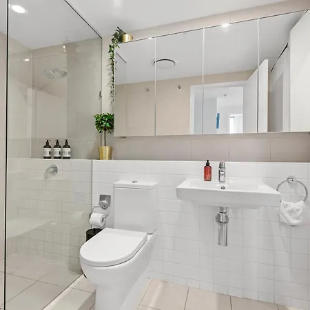 Chic & Modern 2br With Rooftop Pool & Parking Apartment