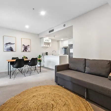 Mountain & Sunset Views With King Bed, Pool, Gym Brisbane